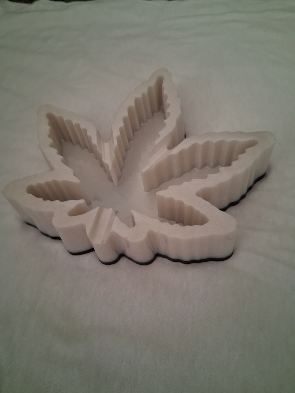 Hemp leaf ashtray